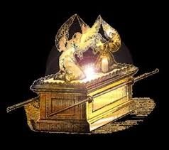 La première par la vision de l’Arche de l’Alliance, la date d’un jour unique. En effet, Jéhovah Dieu n’autorisait pas que l’Arche de l’Alliance soit visible (par le Grand Prêtre), un autre jour que le 10 Ethanim